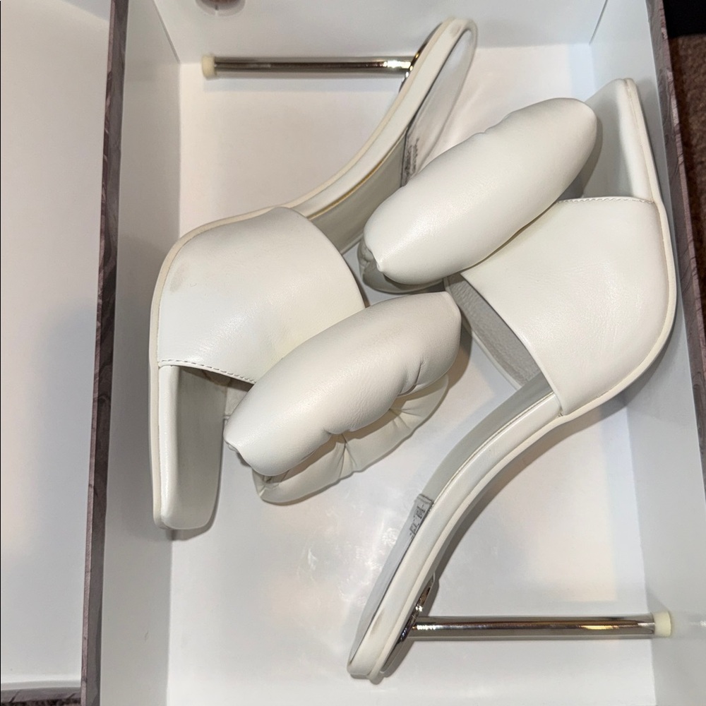NEW 10 Jeffrey Campbell Cream Bow Heels - Picture 9 of 9
